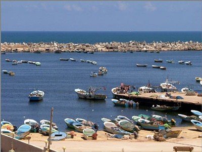 Israeli forces Continue Collective Punishment Policy against fishermen, Arrest 10 Fishermen and Confiscate 5 Boats