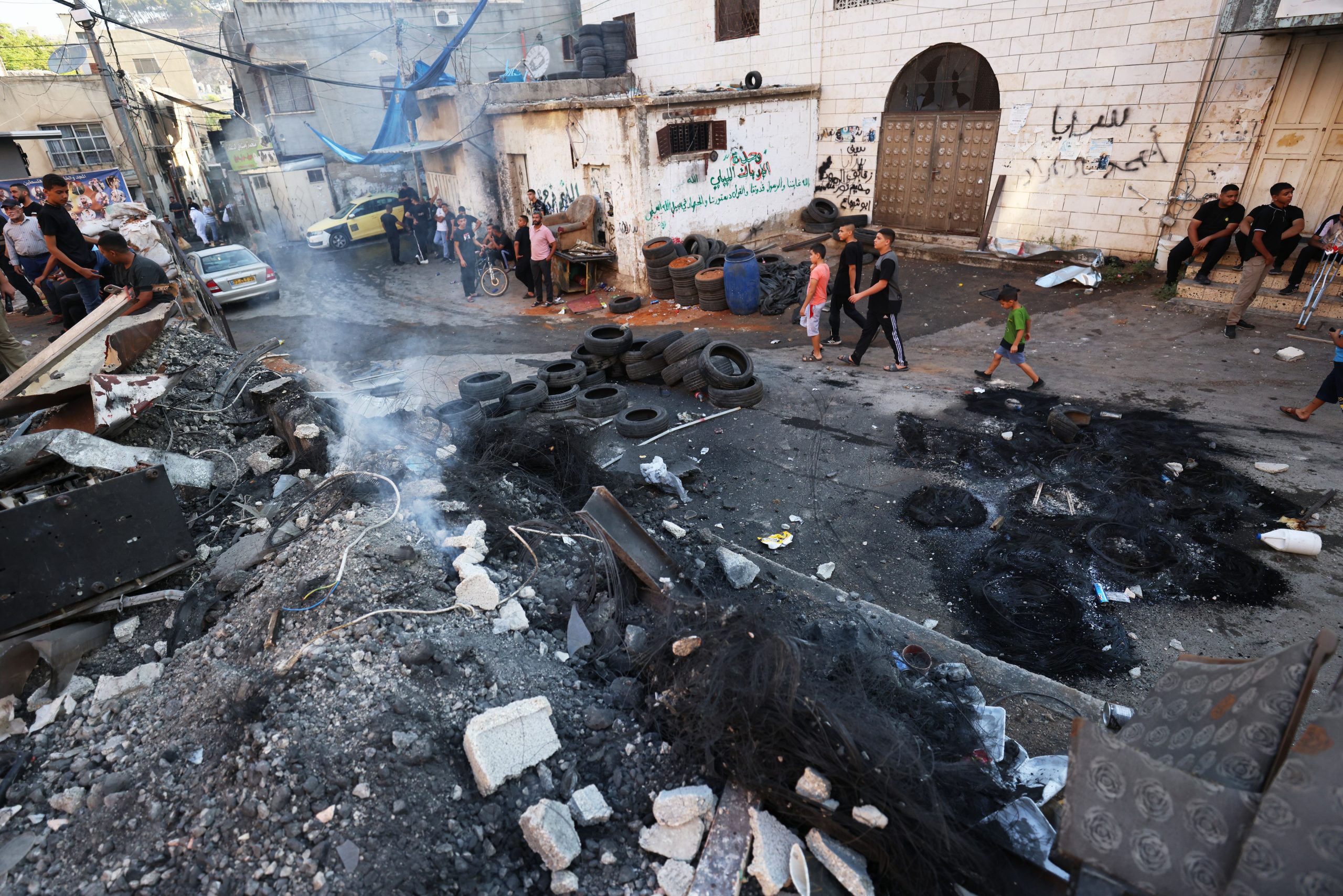بالتزامن مع العدوان الشامل على القطاع، مقتل 5 مدنيين فلسطينيين، بينهم طفلان، برصاص الاحتلال في الضفة الغربية