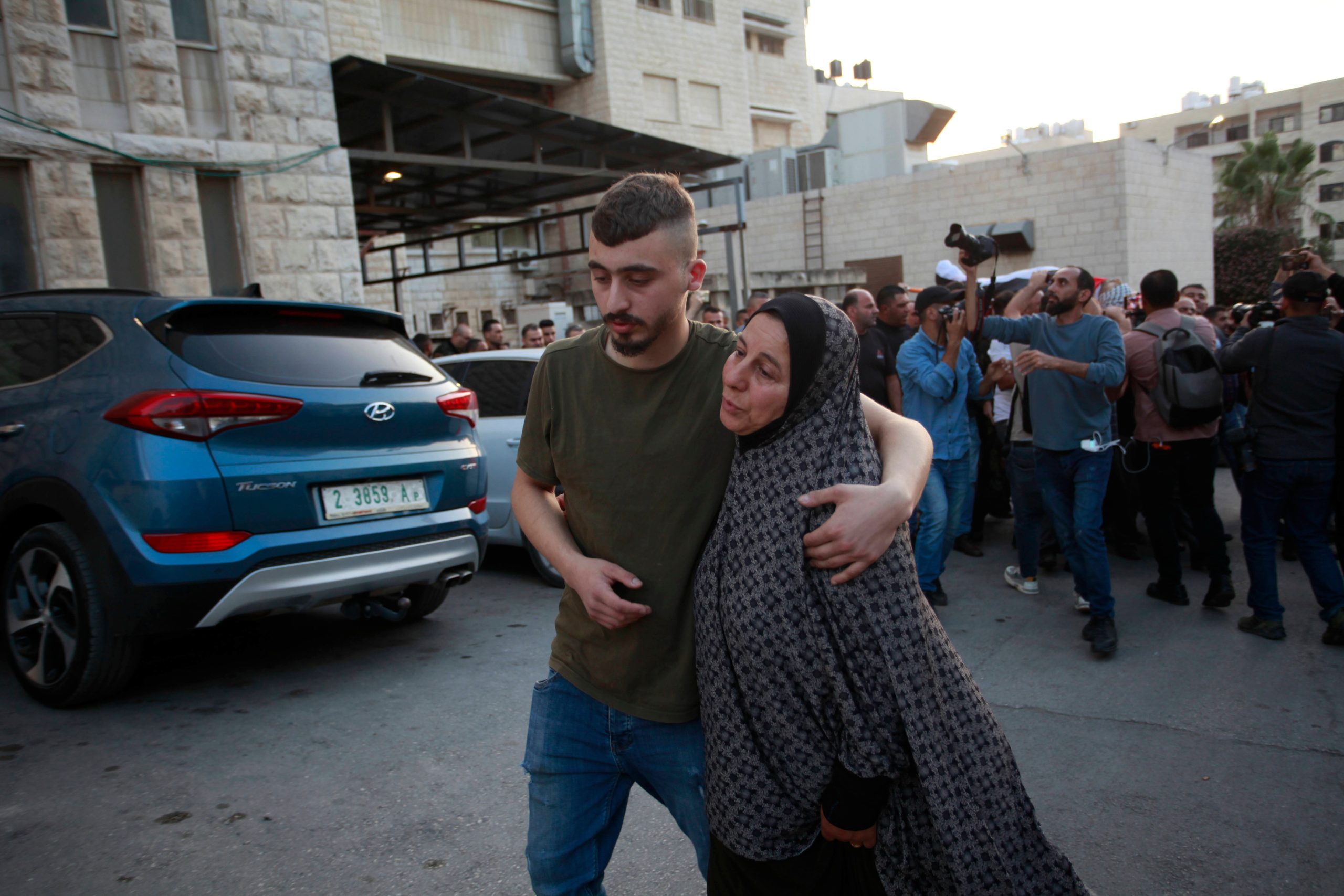 مع استمرار العدوان الشامل على القطاع، مقتل 5 مدنيين فلسطينيين، أحدهم طفل، برصاص الاحتلال في الضفة الغربية