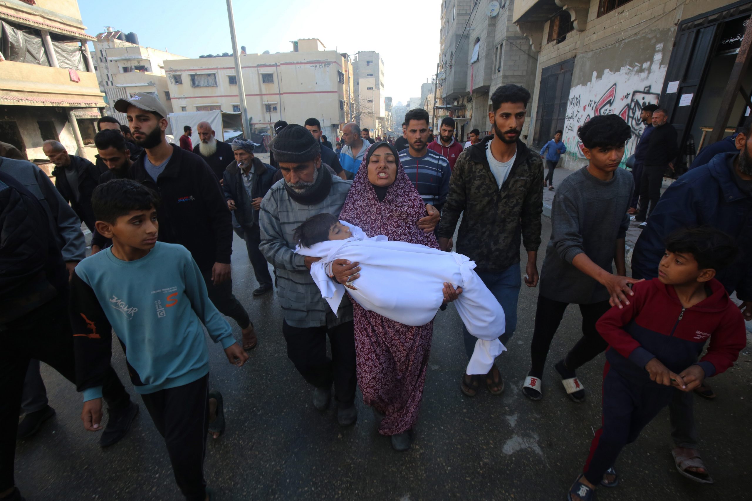 إبادة جماعية ممنهجة: الاحتلال يكثف استهداف العائلات ومراكز الإيواء في قطاع غزة
