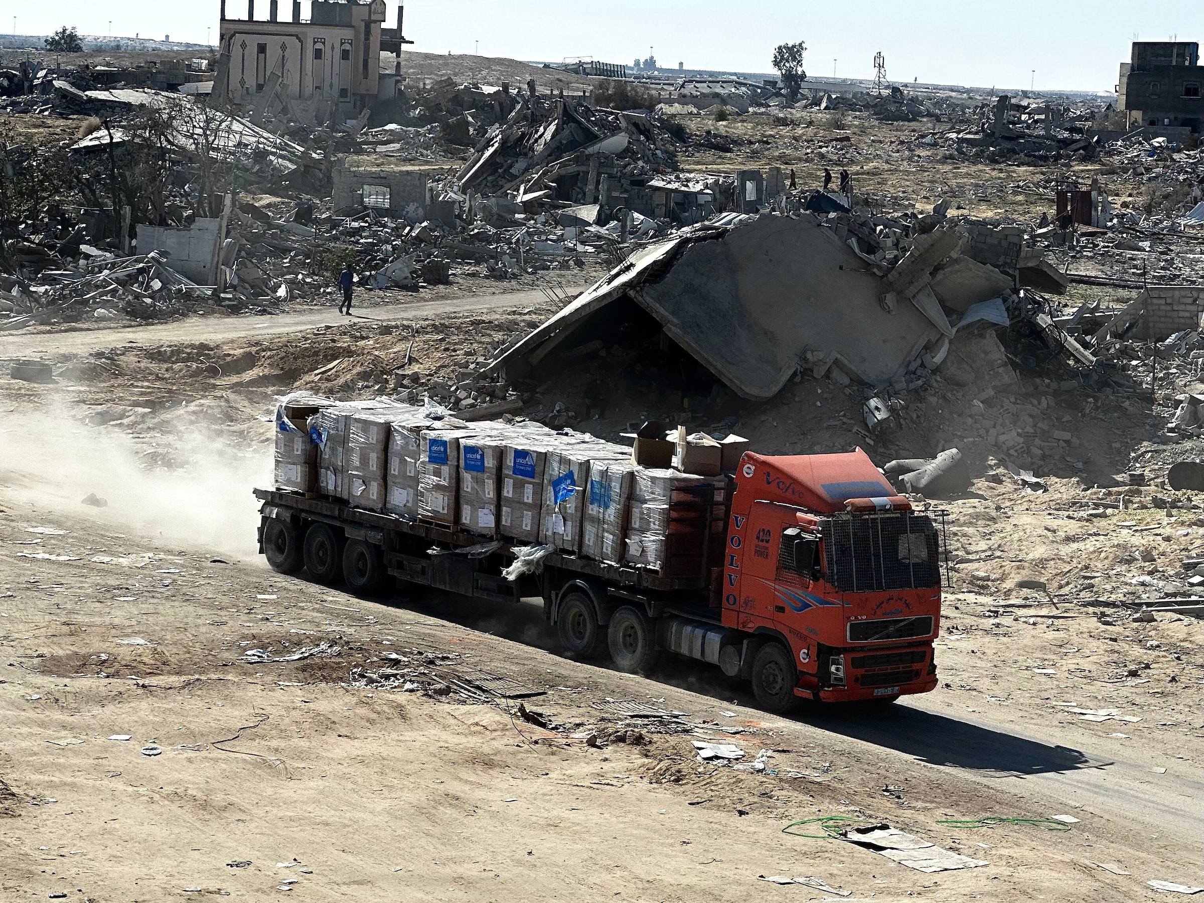 Israeli Occupation Forces Protect Gangs Looting Humanitarian Aid and Target Guards Securing it in Deir al-Balah