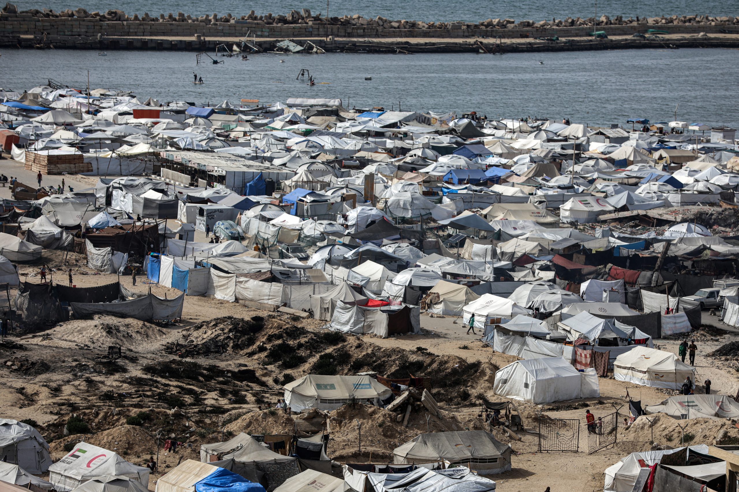 الاحتلال يحاصر 2.3 مليون فلسطيني في أقل من 15% من مساحة غزة مع زيادة مضطردة للتجويع والقتل الجماعي