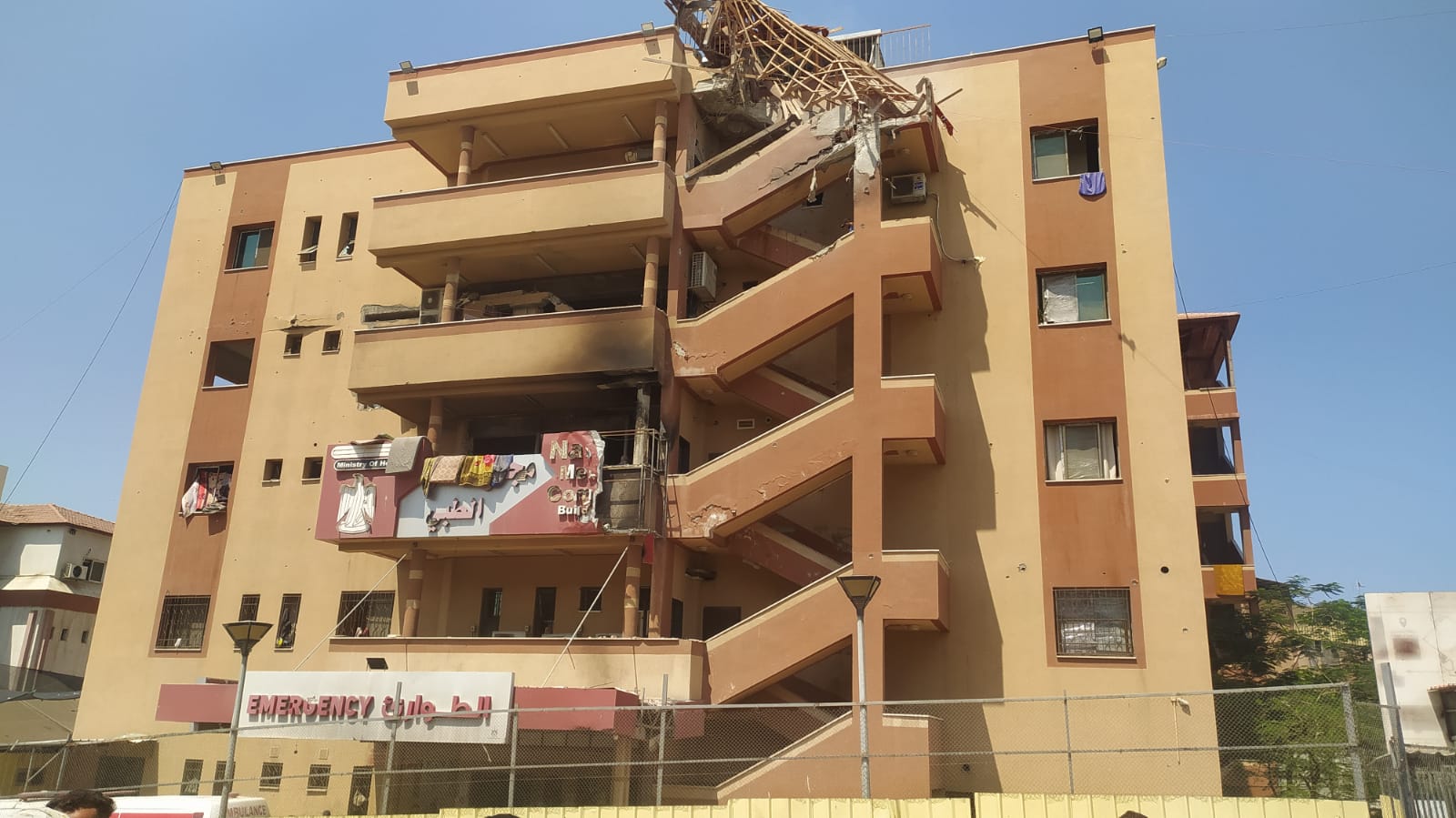 جريمة مركبة تحول مشفى ناصر إلى ساحة قتل .. قوات الاحتلال الإسرائيلي تستهدف المرضى والصحفيين والمنقذين معًا