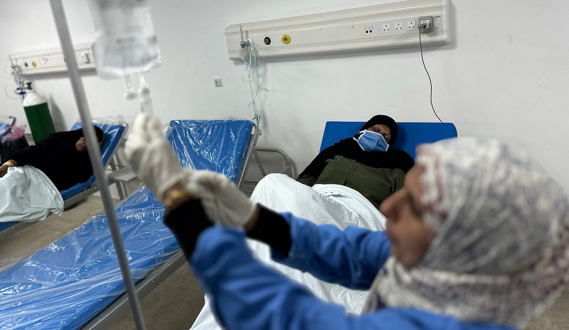 النساء في غزة في مواجهة الموت البطيء: أكتوبر الوردي يمر دون علاج أو فحوصات مبكرة