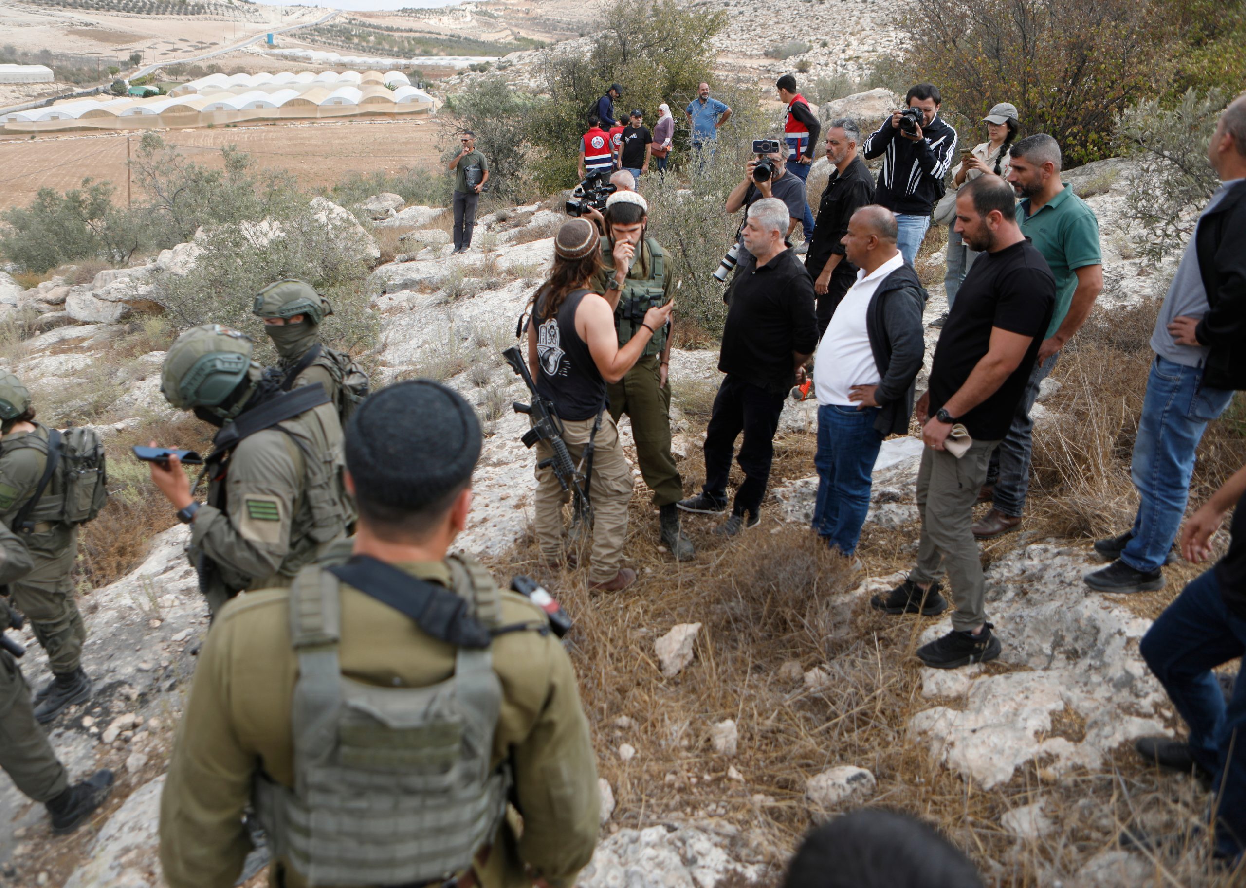 تصاعد وتيرة اعتداء المستوطنين على المزارعين الفلسطينيين جنوب نابلس وممتلكاتهم في ظل موسم قطف الزيتون