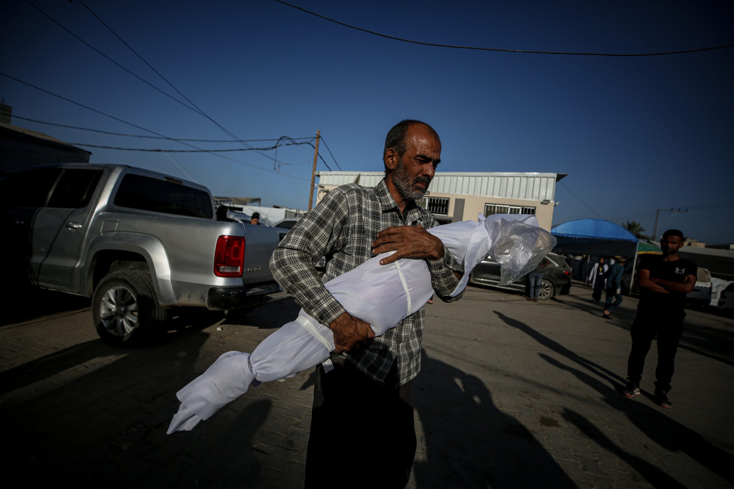 مقتل 45 فلسطينياً، بينهم 18 طفلاً، و8 نساء في تجدد هجمات قوات الاحتلال على قطاع غزة