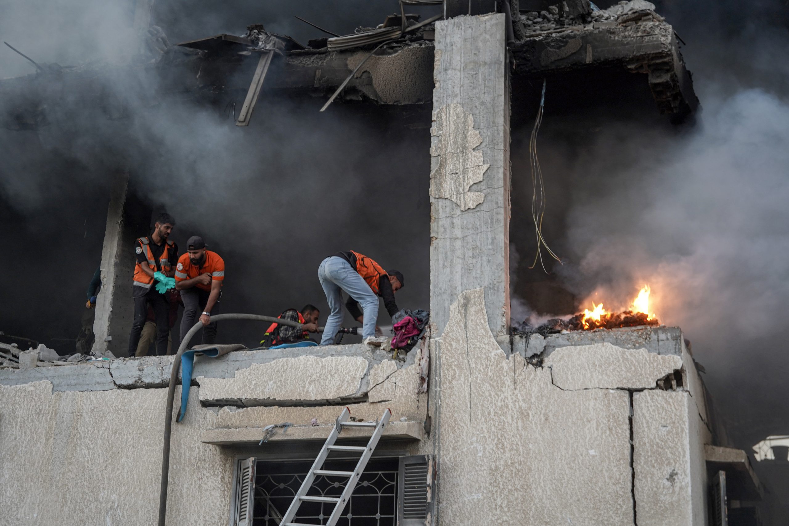 رغم وقف إطلاق النار .. الاحتلال يصعّد عدوانه ويقتل 24 مواطنًا ويصيب 87 بغارات مكثفة في غزة