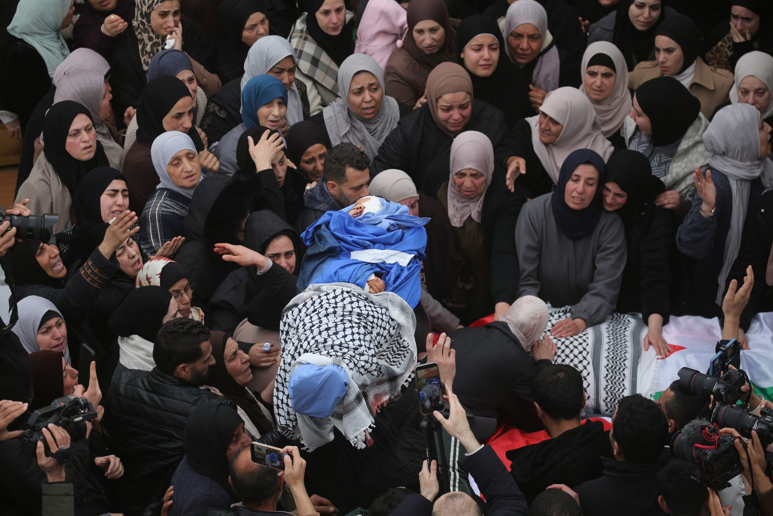 تصعيد خطير في جرائم القتل .. مقتل زوجين وطفليهما برصاص قوات الاحتلال ومواطن برصاص مستوطنين في الضفة