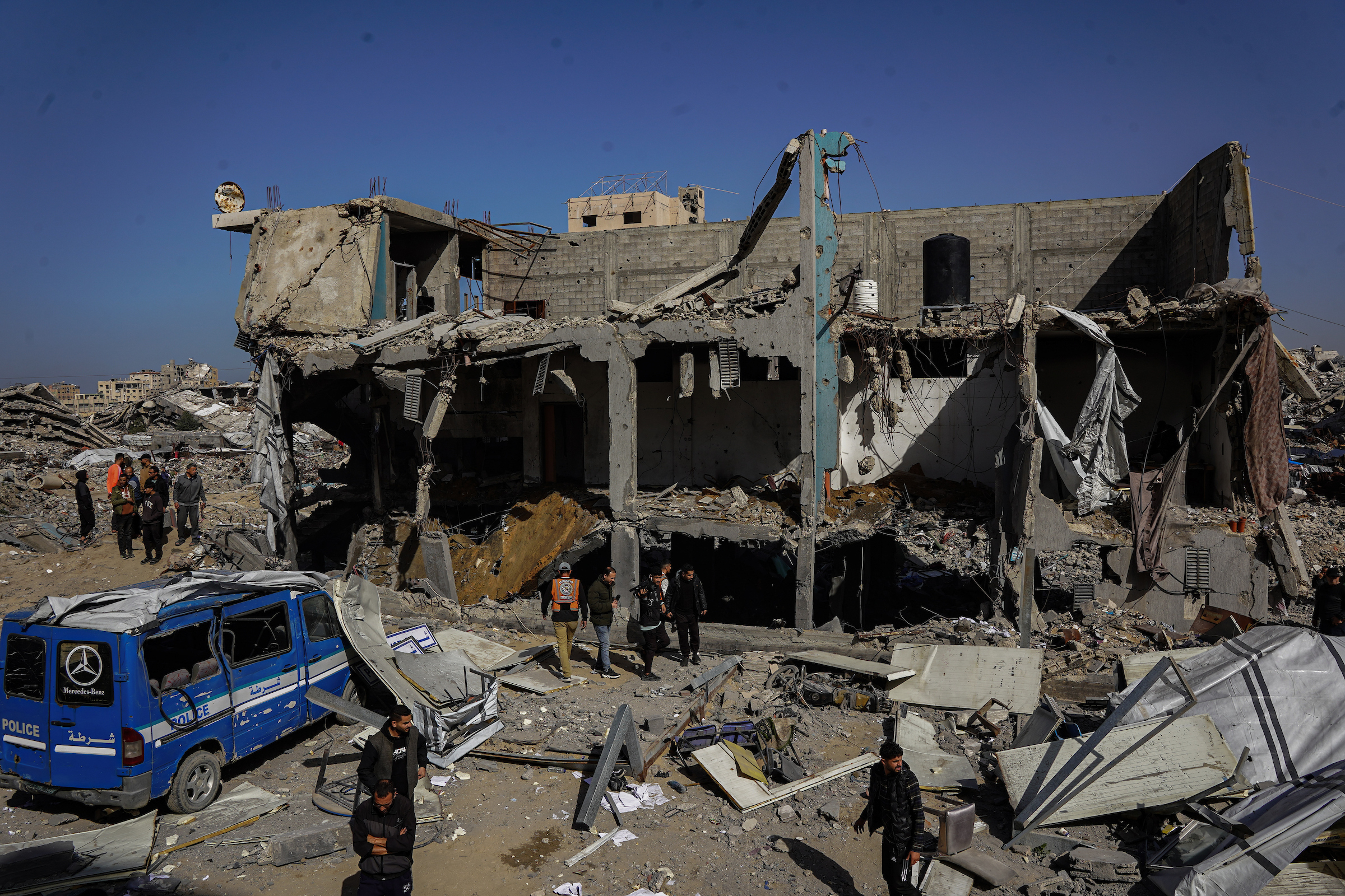 تصاعد استهداف إسرائيل للشرطة في غزة يفتح المجال لاتساع الفوضى ويهدد الأمن المجتمعي