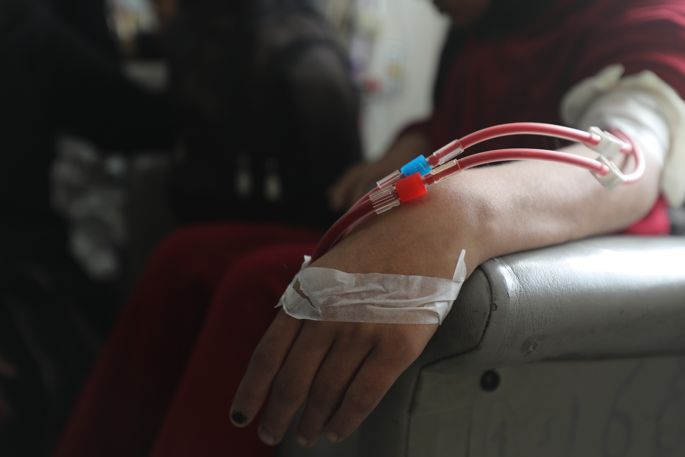 أكثر من 20.000 مريض يواجهون خطر الموت بسبب حرمانهم من السفر لتلقي العلاج في الخارج