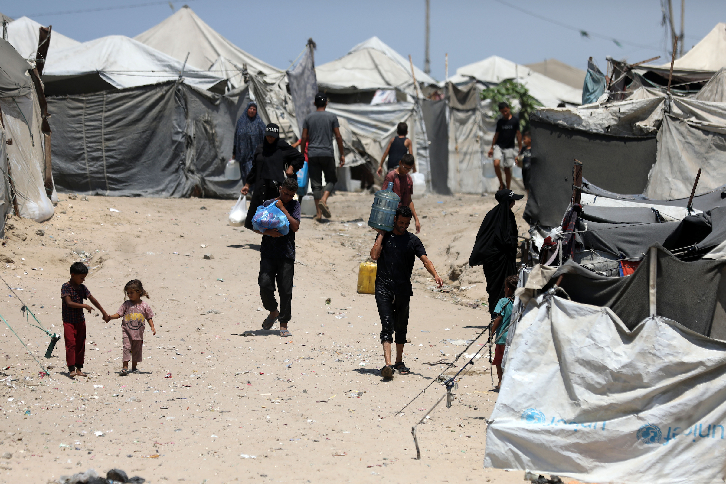 تجريد سكان غزة من مقومات الحياة وتحويل النزوح إلى واقع دائم: تصاعد مؤشرات خطة التهجير القسري
