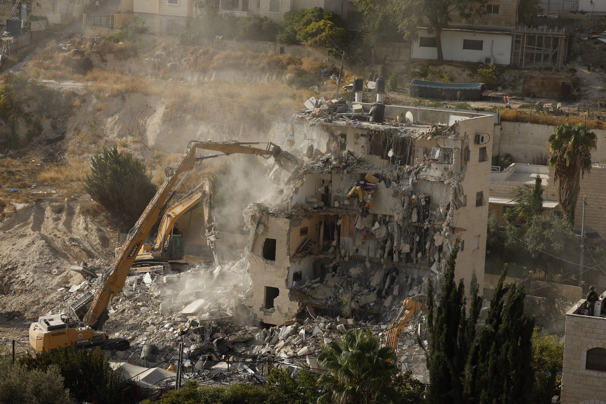 الاحتلال يهدم بناية في القدس الشرقية ويشرد 80 مواطناً